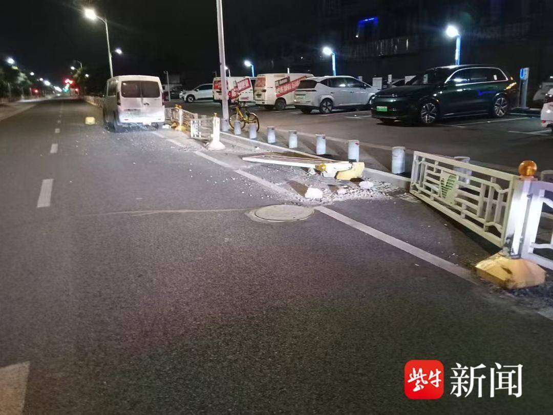 司机熬夜开车犯困，面包车撞坏一大片隔离护栏