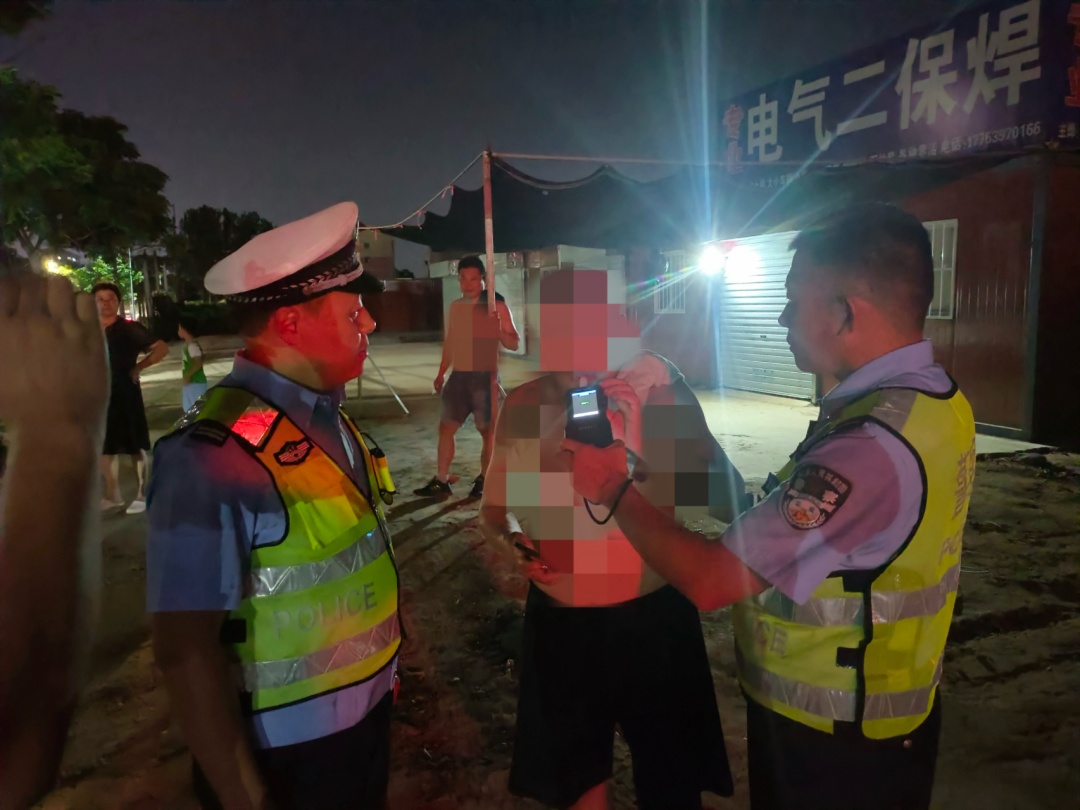 “看守所里有谁在啊!你偏要去!” “看守所里有谁在啊!你偏要去!”