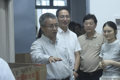 试住学生宿舍的校领导回应：我们年轻时吃苦，是为了后代不吃苦