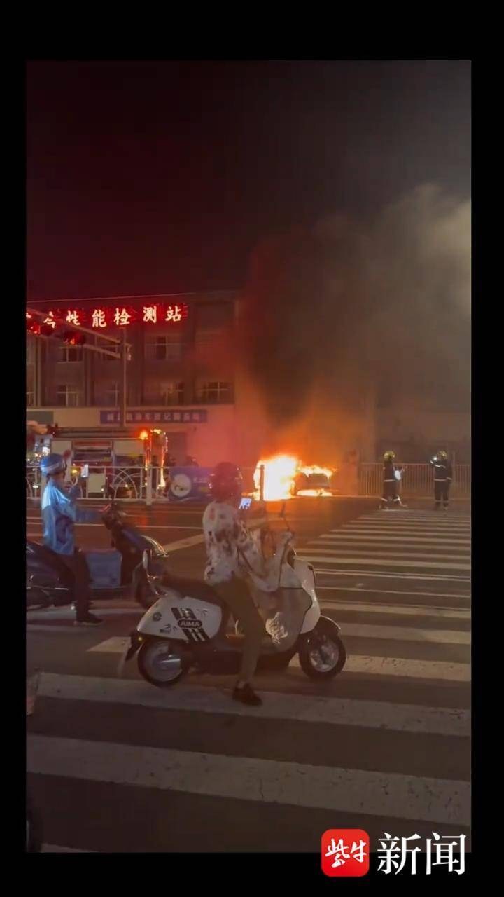 消防员扑救路边起火汽车,目击者:无人受伤 消防员扑救路边起火汽车,目击者:无人受伤