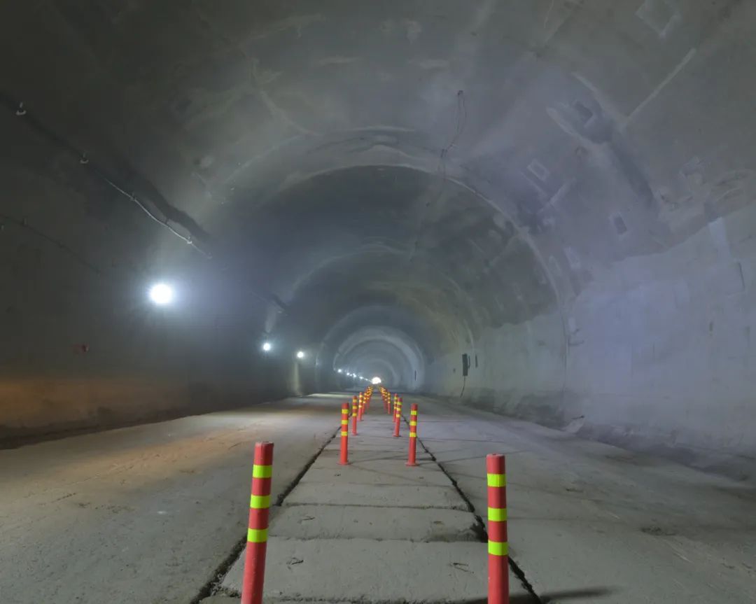 西昭高速公路全线最长隧道迎新进展