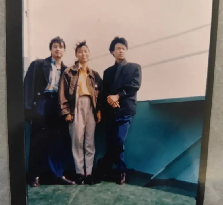 她来大学报到时,先到舅舅的雕像前深鞠躬 她来大学报到时,先到舅舅的雕像前深鞠躬