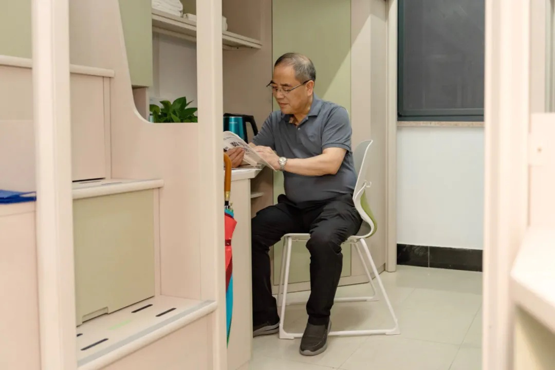 试住学生宿舍的校领导回应：我们年轻时吃苦，是为了后代不吃苦