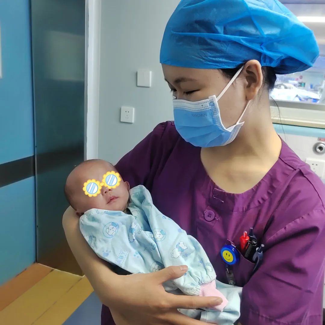 揪心!广西48岁产妇生下“巴掌宝宝”,体重仅430克…… 揪心!广西48岁产妇生下“巴掌宝宝”,体重仅430克……