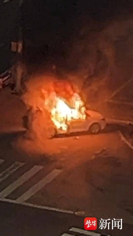 消防员扑救路边起火汽车,目击者:无人受伤 消防员扑救路边起火汽车,目击者:无人受伤