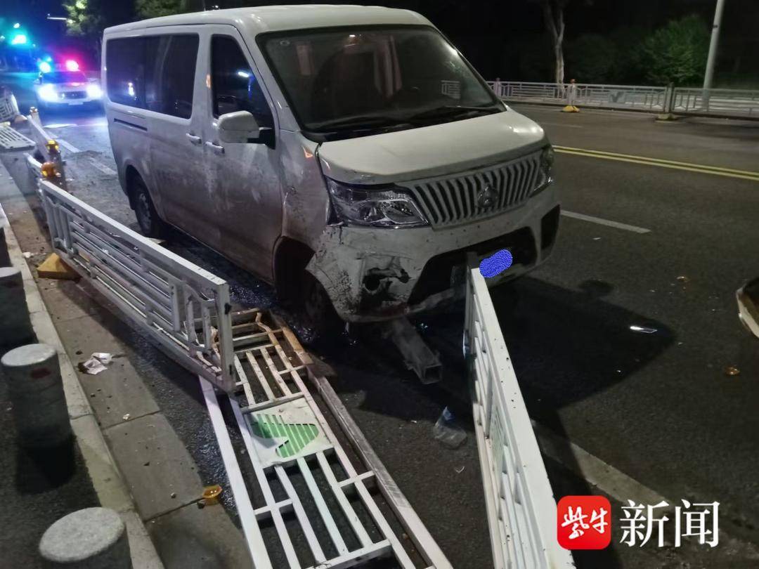 司机熬夜开车犯困，面包车撞坏一大片隔离护栏
