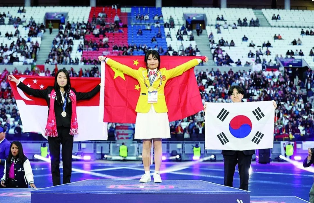 刮腻子、剪头发、玩游戏，三个“00后” 拿下世界冠军！