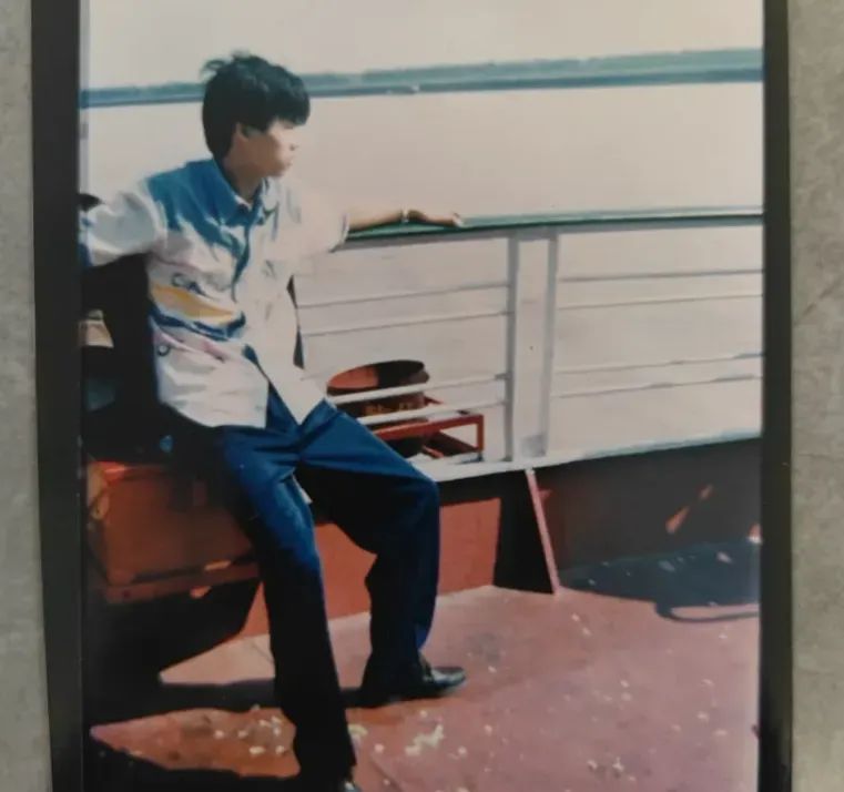 她来大学报到时,先到舅舅的雕像前深鞠躬 她来大学报到时,先到舅舅的雕像前深鞠躬