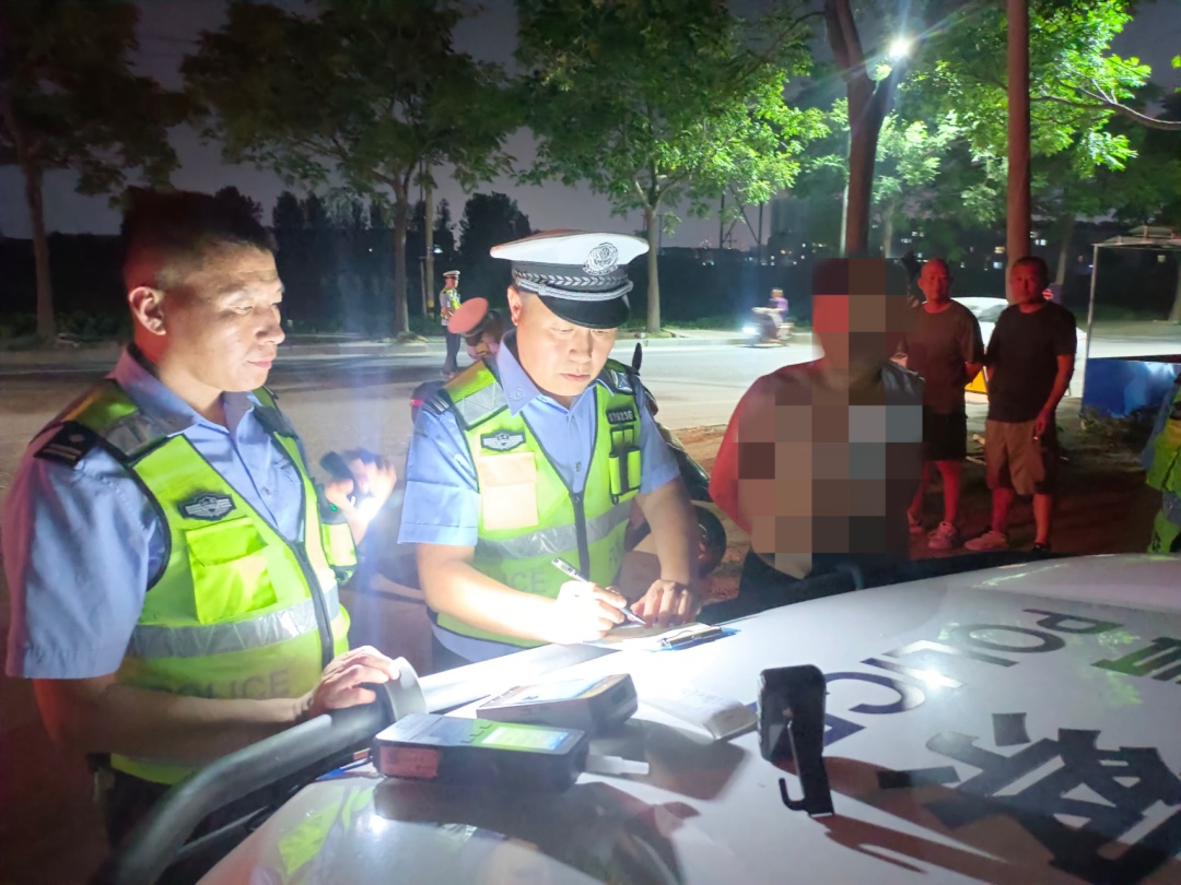 “看守所里有谁在啊!你偏要去!” “看守所里有谁在啊!你偏要去!”