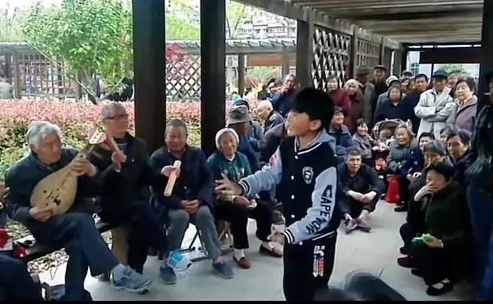 各地都在办“村晚”,这位00后“帅气男大”申请出战了,了解后才知道不得了...... 各地都在办“村晚”,这位00后“帅气男大”申请出战了,了解后才知道不得了......