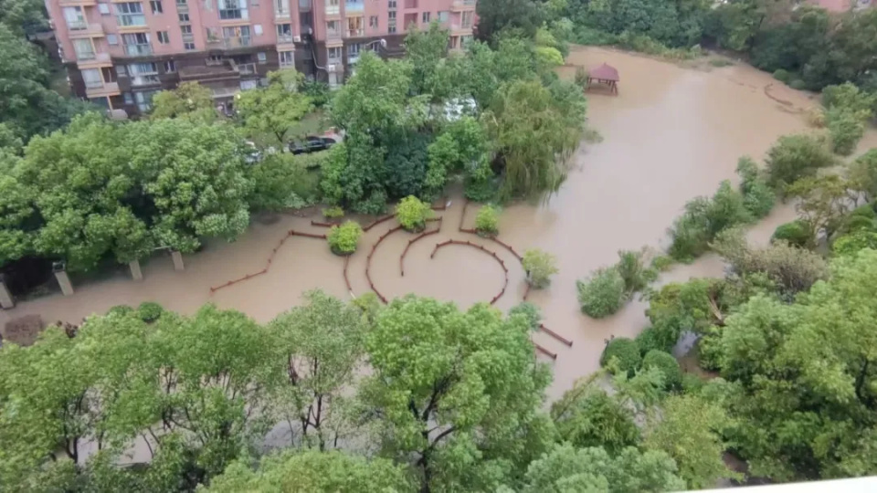 上海浦东、奉贤破降雨历史纪录！暴雨致积水严重，334所学校停课！紧急提醒