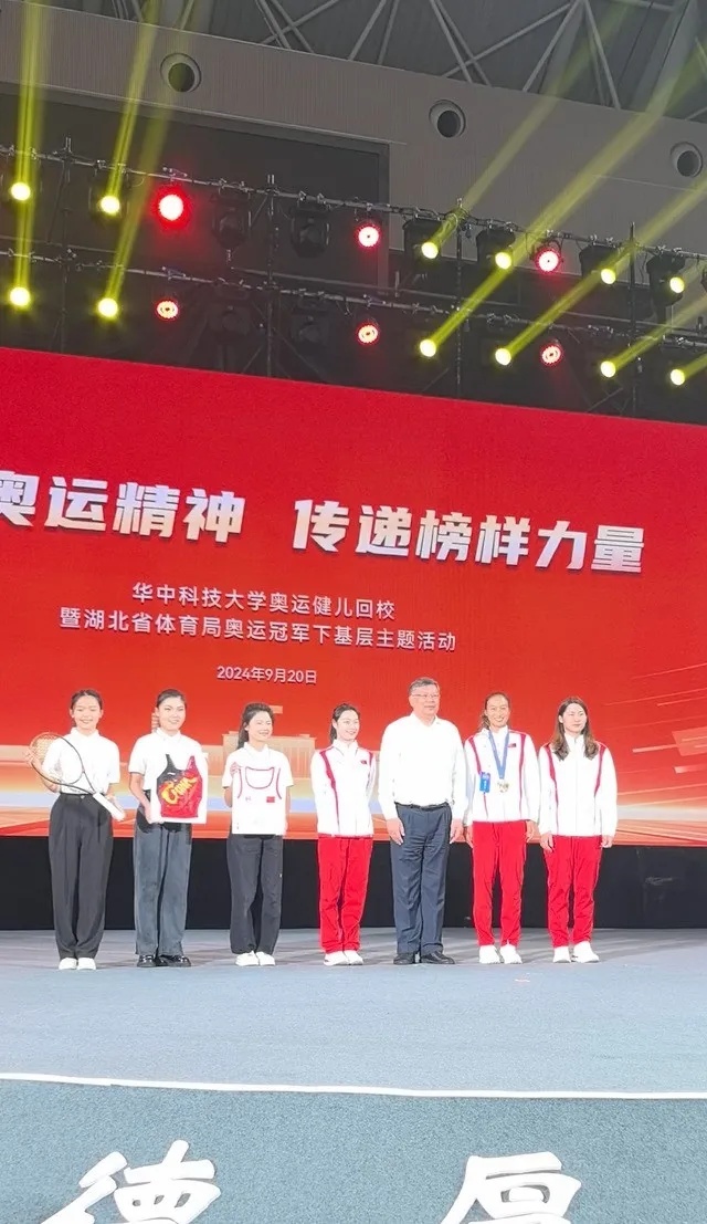 郑钦文将夺冠球拍赠给母校!她在现场提到5个关键词 郑钦文将夺冠球拍赠给母校!她在现场提到5个关键词