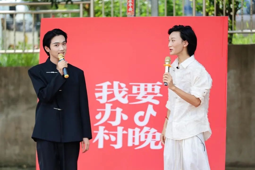 各地都在办“村晚”,这位00后“帅气男大”申请出战了,了解后才知道不得了...... 各地都在办“村晚”,这位00后“帅气男大”申请出战了,了解后才知道不得了......