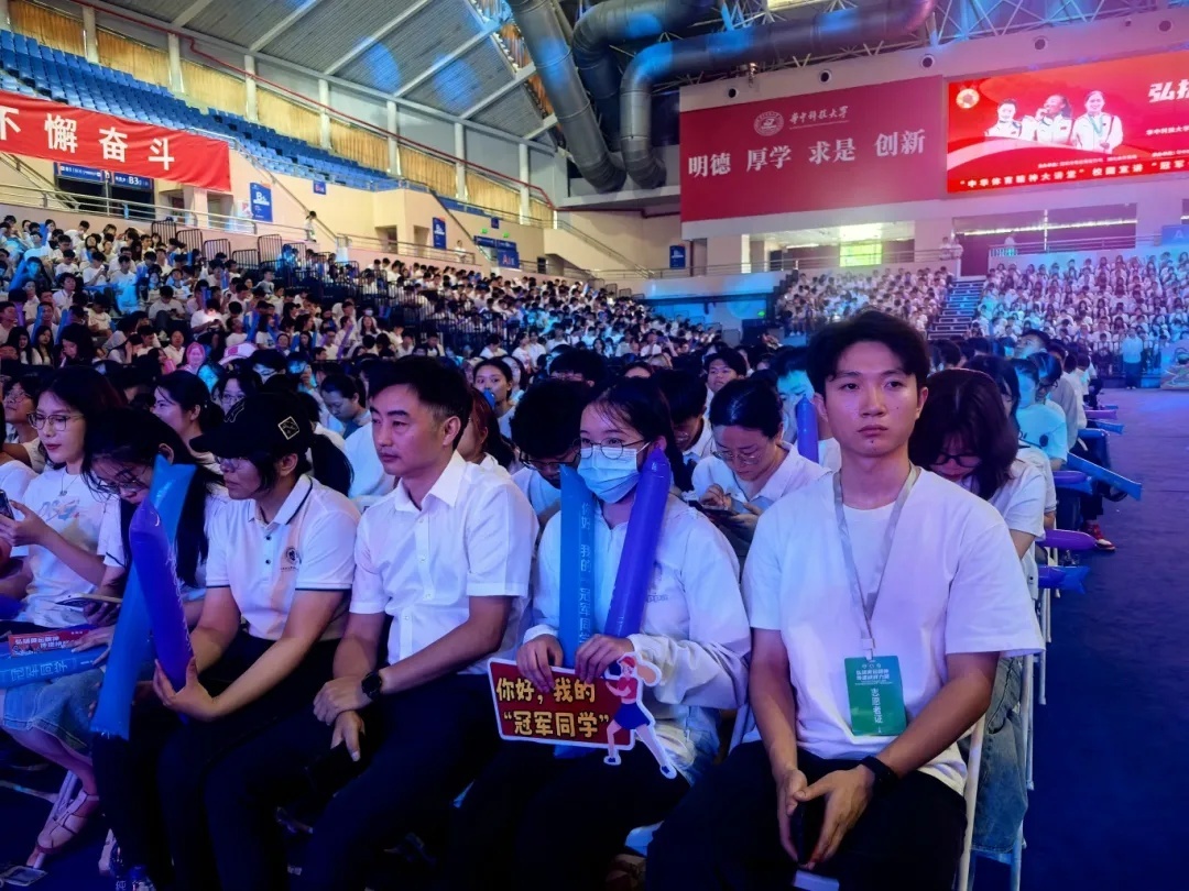 郑钦文将夺冠球拍赠给母校!她在现场提到5个关键词 郑钦文将夺冠球拍赠给母校!她在现场提到5个关键词