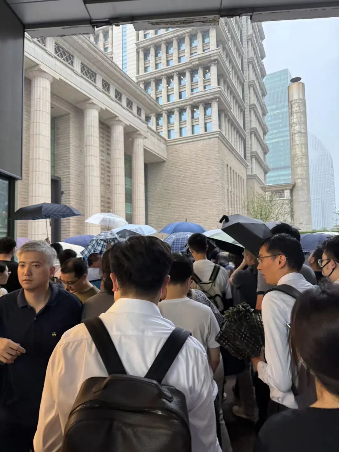 “感觉在下瀑布”，暴雨袭击上海