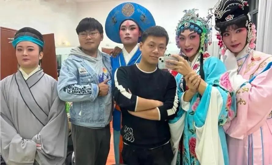 各地都在办“村晚”,这位00后“帅气男大”申请出战了,了解后才知道不得了...... 各地都在办“村晚”,这位00后“帅气男大”申请出战了,了解后才知道不得了......