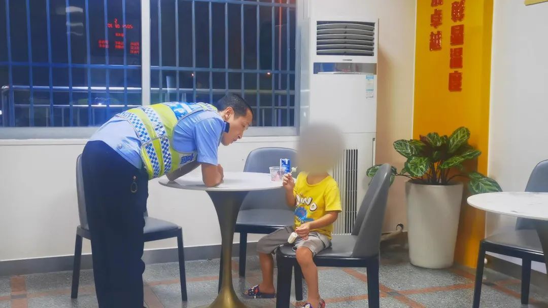 粗心爸爸高速路口“丢娃”,孩子上演“教科书”式操作! 粗心爸爸高速路口“丢娃”,孩子上演“教科书”式操作!