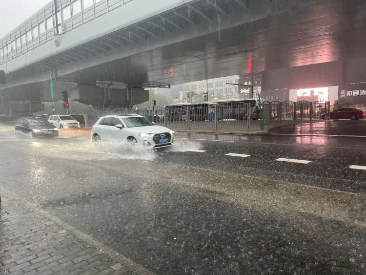 三天内两个台风登陆！暴雨袭击上海：雨量破纪录 多地启动“六停”