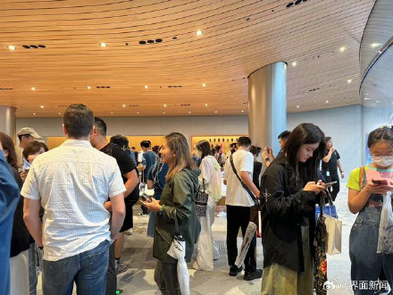 iPhone 16开售首日,沙漠金Pro Max最高加价2500元 iPhone 16开售首日,沙漠金Pro Max最高加价2500元