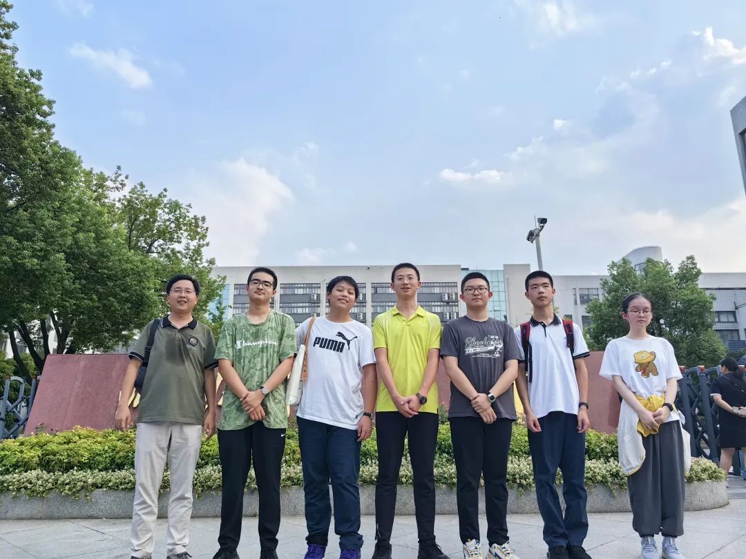 11人均获全国一等奖!他们来自武汉同一所中学→ 11人均获全国一等奖!他们来自武汉同一所中学→