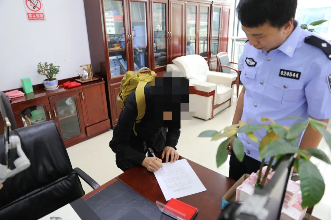 网约车接单“闪送”一纸箱从昆明到贵阳,民警开箱检查发现352350元现金 网约车接单“闪送”一纸箱从昆明到贵阳,民警开箱检查发现352350元现金