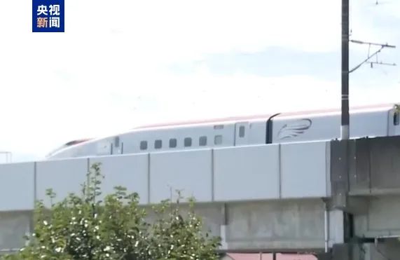 突发!日本一列车行驶途中两节车厢分离 突发!日本一列车行驶途中两节车厢分离