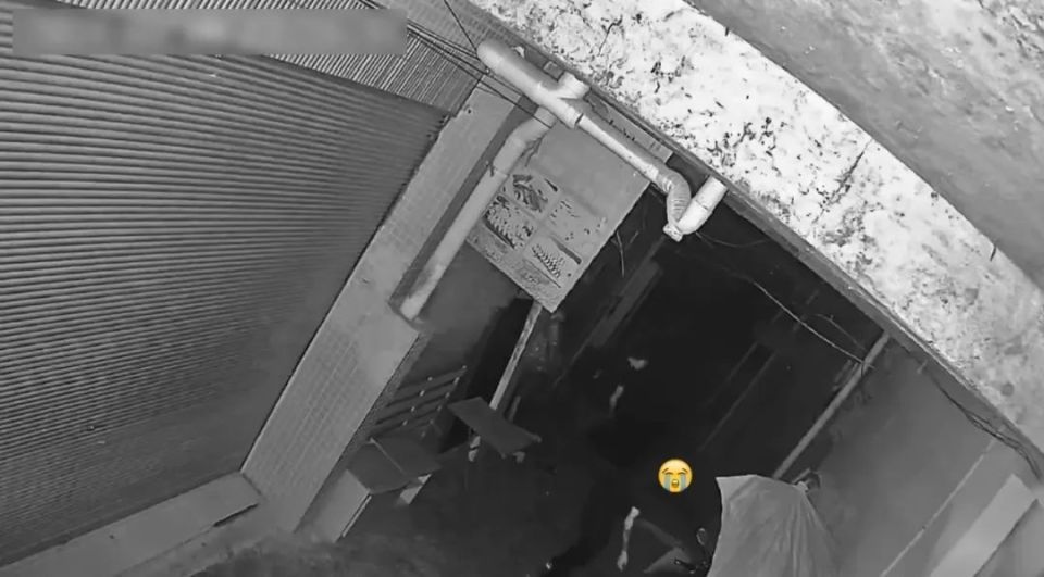 开着小车偷摩托车、三轮车的油,这就很过分了 开着小车偷摩托车、三轮车的油,这就很过分了