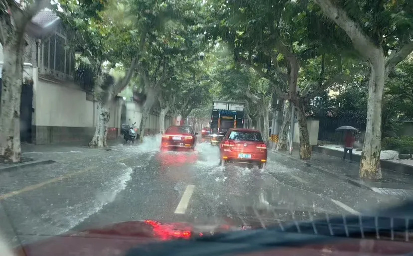 上海浦东、奉贤破降雨历史纪录！暴雨致积水严重，334所学校停课！紧急提醒