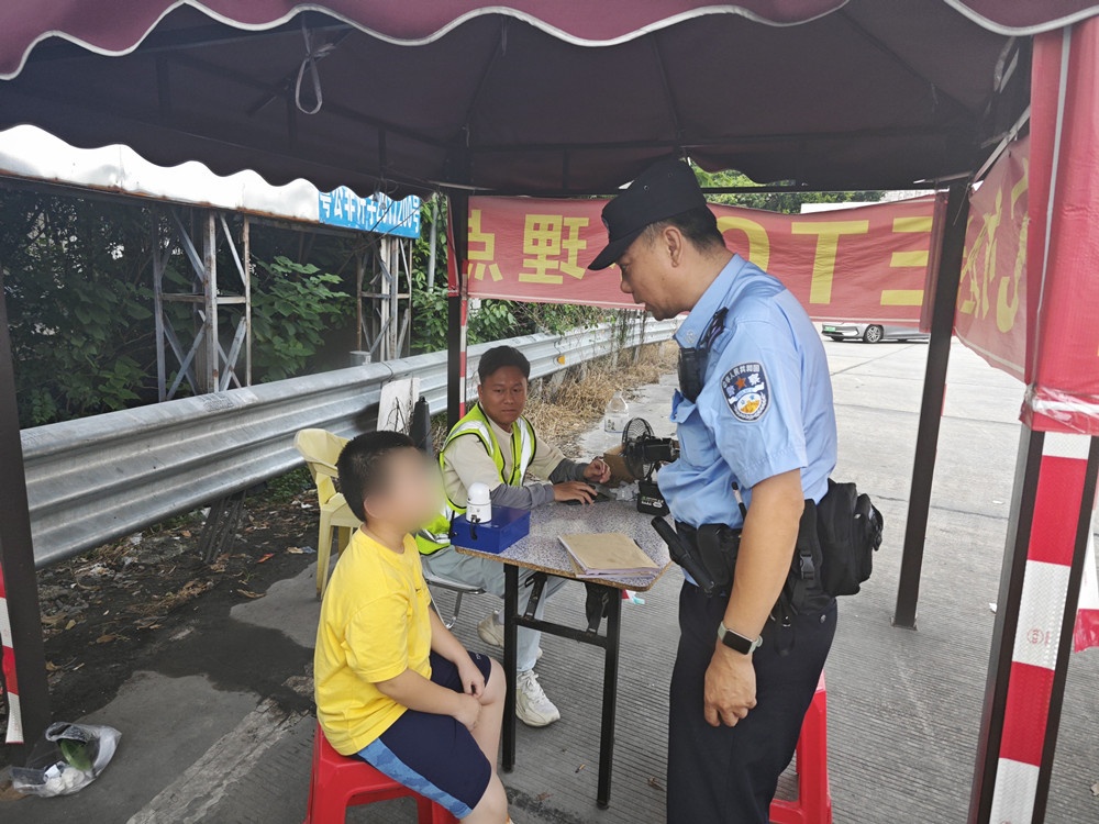 粗心爸爸高速路口“丢娃”,孩子上演“教科书”式操作! 粗心爸爸高速路口“丢娃”,孩子上演“教科书”式操作!