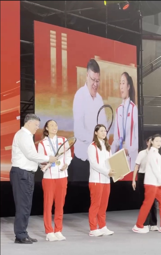 郑钦文将夺冠球拍赠给母校!她在现场提到5个关键词 郑钦文将夺冠球拍赠给母校!她在现场提到5个关键词