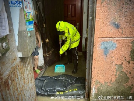 台风二次登陆 上海奉贤公安风雨守护