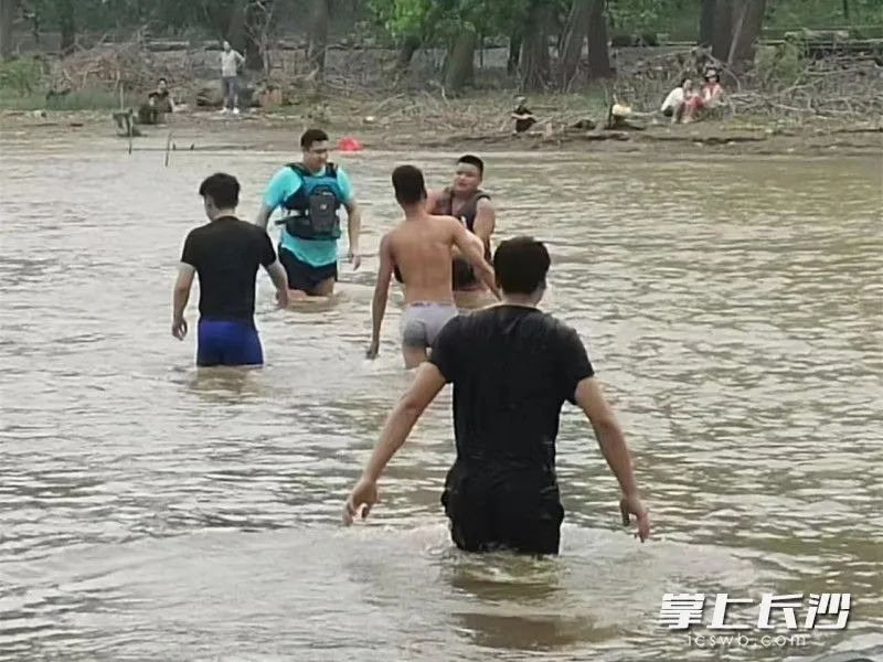事发长沙三汊矶大桥附近！有人溺水……