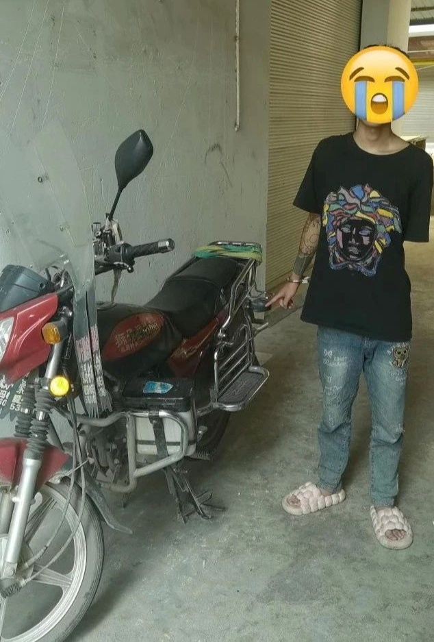 开着小车偷摩托车、三轮车的油,这就很过分了 开着小车偷摩托车、三轮车的油,这就很过分了