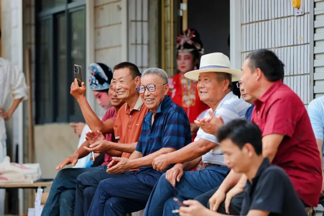 各地都在办“村晚”,这位00后“帅气男大”申请出战了,了解后才知道不得了...... 各地都在办“村晚”,这位00后“帅气男大”申请出战了,了解后才知道不得了......