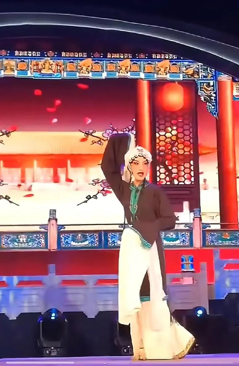 各地都在办“村晚”,这位00后“帅气男大”申请出战了,了解后才知道不得了...... 各地都在办“村晚”,这位00后“帅气男大”申请出战了,了解后才知道不得了......