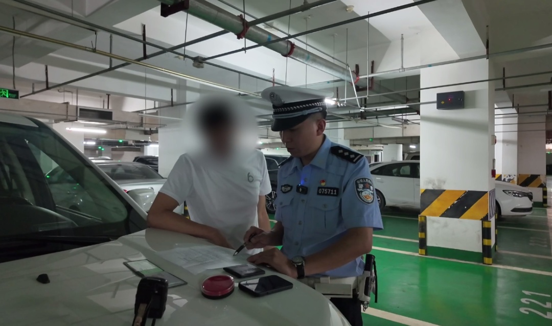 车牌藏磁铁,上演“大变号牌” 车牌藏磁铁,上演“大变号牌”