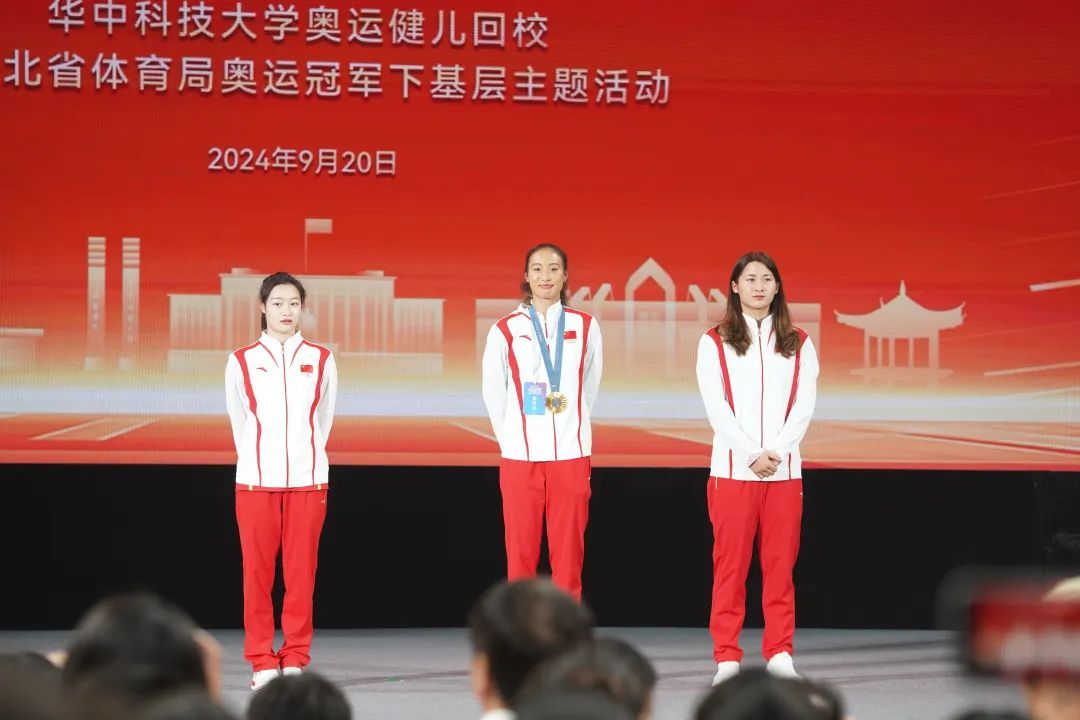 郑钦文将夺冠球拍赠给母校!她在现场提到5个关键词 郑钦文将夺冠球拍赠给母校!她在现场提到5个关键词