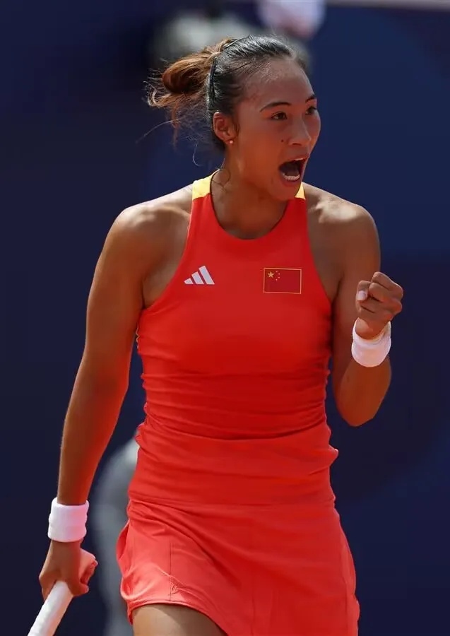 郑钦文将夺冠球拍赠给母校!她在现场提到5个关键词 郑钦文将夺冠球拍赠给母校!她在现场提到5个关键词