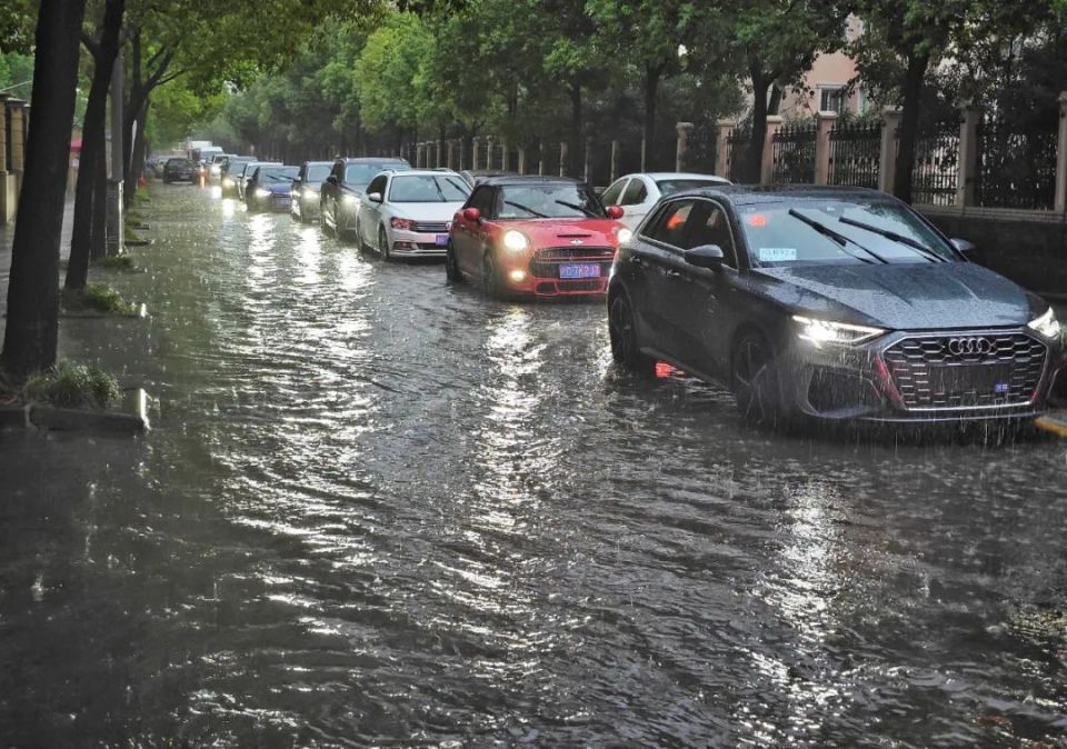 上海浦东、奉贤破降雨历史纪录！暴雨致积水严重，334所学校停课！紧急提醒