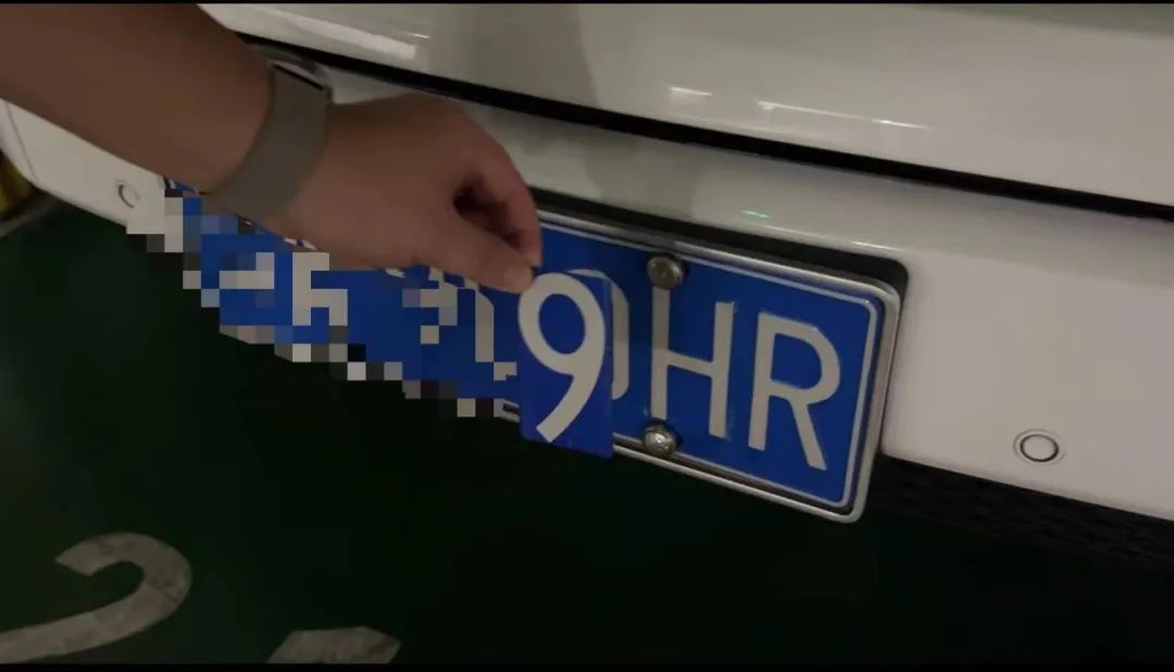 车牌藏磁铁,上演“大变号牌” 车牌藏磁铁,上演“大变号牌”