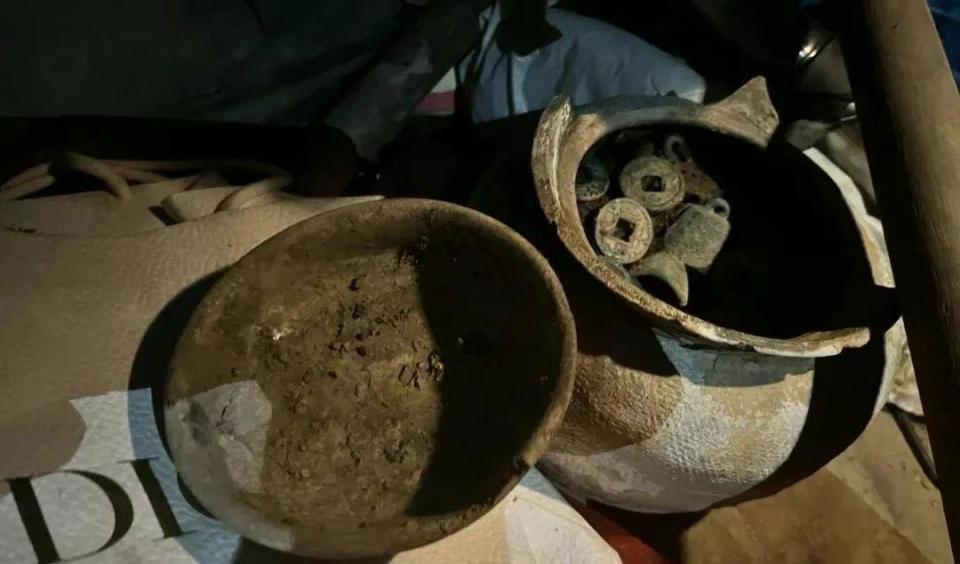 追回文物6800余件，青铜器皿、陶罐等珍贵文物6件