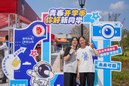 重庆一高校开学迎来五对双胞胎