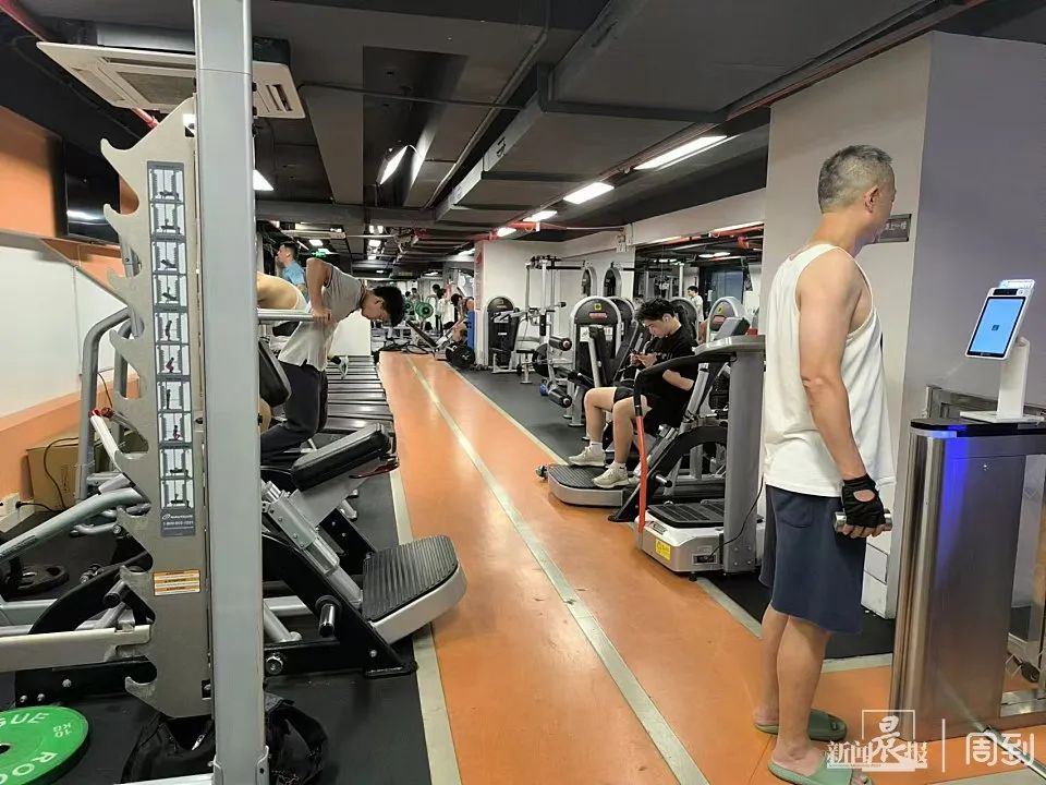 最低1块钱包天！上海街头这个地方走红，阿姨爷叔纷纷赶来...