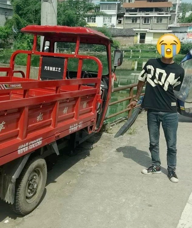 开着小车偷摩托车、三轮车的油,这就很过分了 开着小车偷摩托车、三轮车的油,这就很过分了