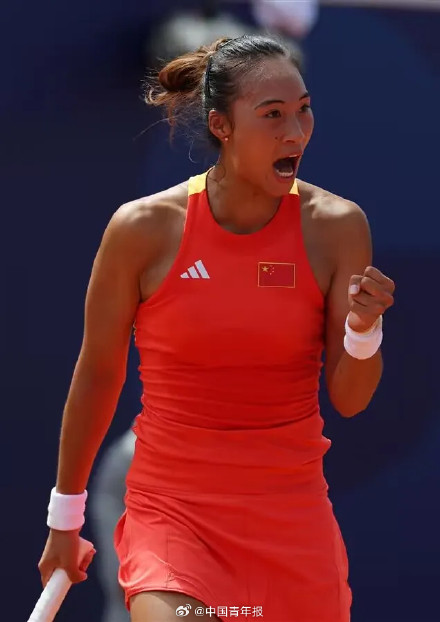 郑钦文将夺冠球拍赠给华科 郑钦文将夺冠球拍赠给华科