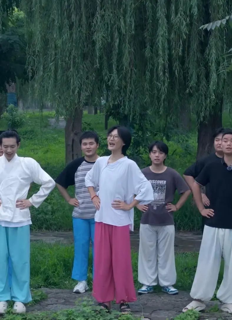 各地都在办“村晚”,这位00后“帅气男大”申请出战了,了解后才知道不得了...... 各地都在办“村晚”,这位00后“帅气男大”申请出战了,了解后才知道不得了......