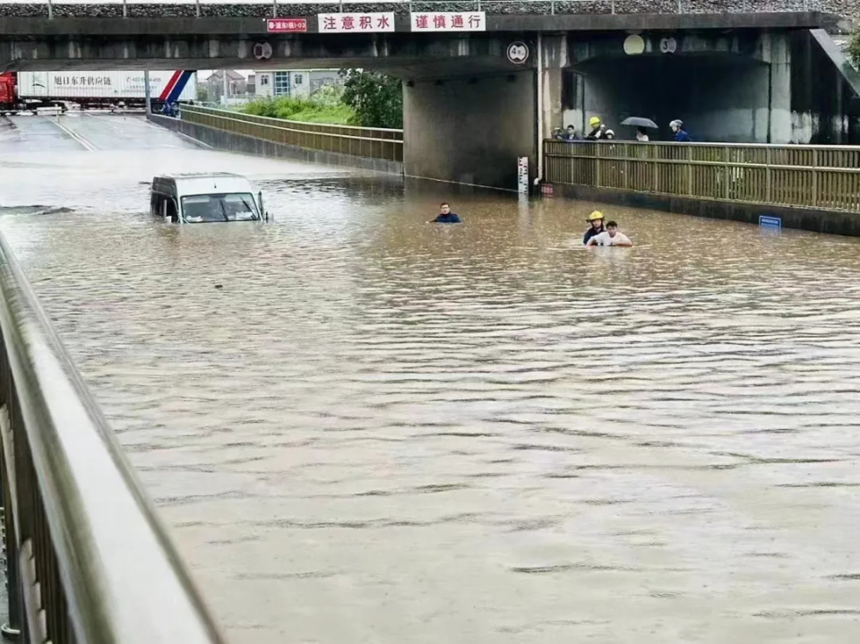 上海浦东、奉贤破降雨历史纪录！暴雨致积水严重，334所学校停课！紧急提醒