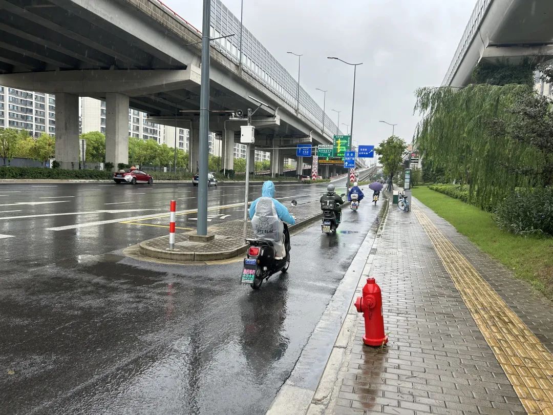 “感觉在下瀑布”，暴雨袭击上海