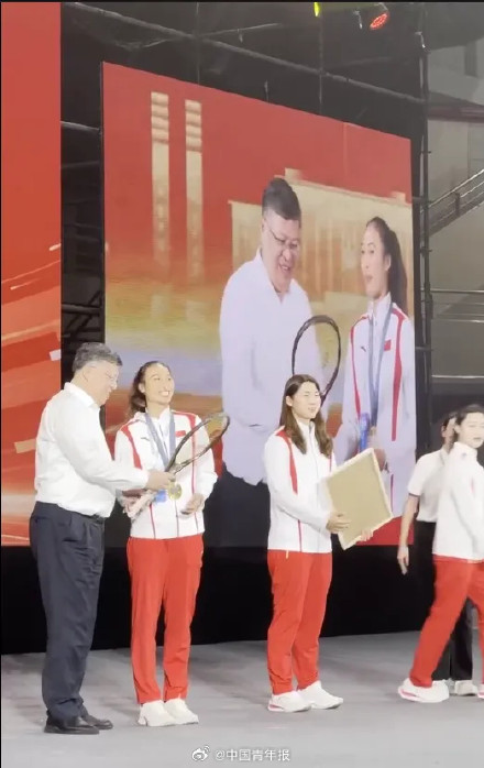 郑钦文将夺冠球拍赠给华科 郑钦文将夺冠球拍赠给华科