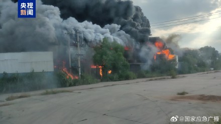 江西抚州一造纸厂发生火灾 正在扑救中 江西抚州一造纸厂发生火灾 正在扑救中